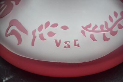 null Vase Val Saint Lambert monogrammé JS , décor stylisé floral rouge rubis dégagé...