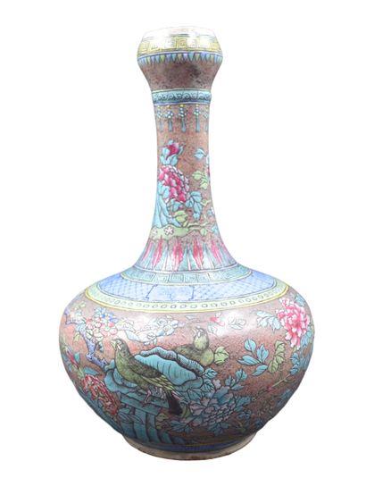  Vase en porcelaine de Chine, restauration au col. Ht : 39 cm. 
NL: Chinees porseleinen...