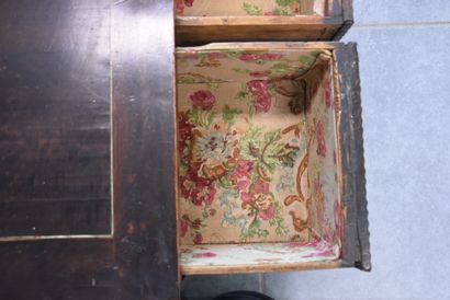 null 17世纪的德国小柜子，开在四个抽屉上，装饰着雕刻的骨板。高度：24厘米。尺寸：48 x 27厘米。 

荷兰：17世纪初的小型杜特尔特人，由四根柱子组成，并配有通用的支架。高度：24厘米。尺寸：48...