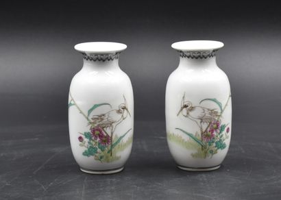  Lot de quatre petits vases en porcelaine de Chine période république dont un portant...