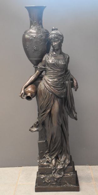  Importante sculpture en galvano-plastie représentant une élégante femme à l’antique...
