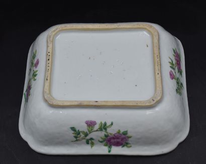 null Légumier en porcelaine de Canton. H t: 15 cm Longueur : 24 cm Largeur : 22 cm....