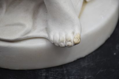 null Bathing lady in marble, end of the XIXth century, around 1900. Ht : 43 cm. 

NL:...