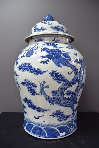 null China porcelain. Important covered vase decorated with dragons. Damaged. Ht...