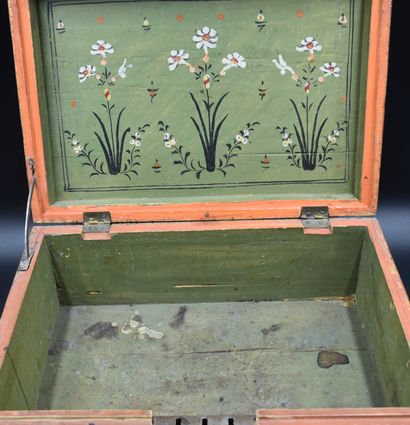null 
Indian box in marquetry around 1900. Dimensions : 46 x 32 cm. Ht : 20 cm. 

There...