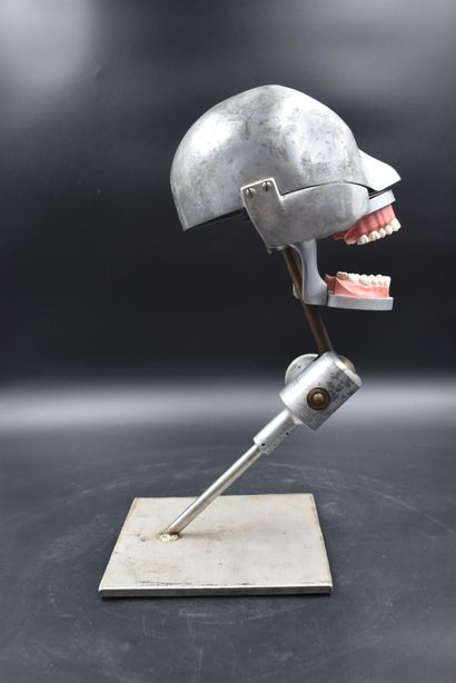 null Curiosa. Simulateur dentaire. instrument d’étude vers 1960. Ht : 44 cm. 

NL:...