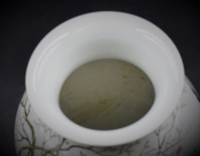 null Vase en porcelaine de Chine à décor de sages à table et d’un sage s’initiant...