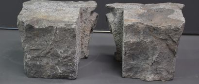  Lot de deux chapiteaux en pierre sculptée. XIXème siècle. Dimensions : +/- 30 x...