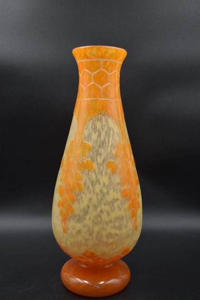 null Le verre français. Vase balustre art déco en verre multicouches décoré de grappes...