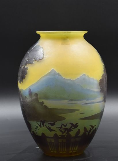 EMILE GALLE (1846-1904) Emile GALLE (1846-1904). Imposant vase en verre multicouches...