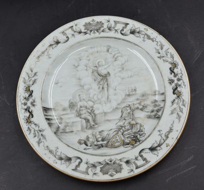 null Porcelain plate of the Compagnie des Indes with a grisaille decoration of an...