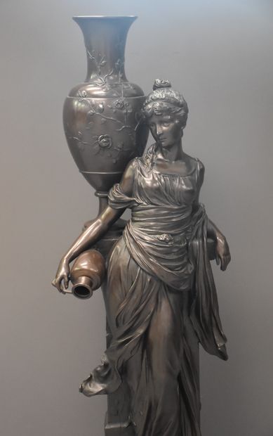 null Importante sculpture en galvano-plastie représentant une élégante femme à l’antique...