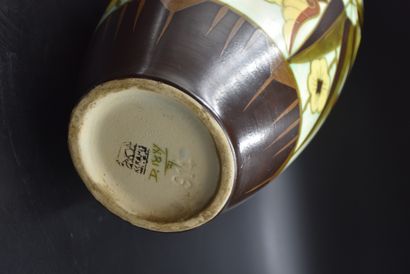 null Boch Kéramis vase decorated with chestnut leaves. Ht : 34 cm. 

NL: Boch Kéramis...