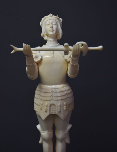 null 
Jeanne d’Arc tenant son épée. Sculpture en ivoire vers 1900. Ht : 34 et 27...