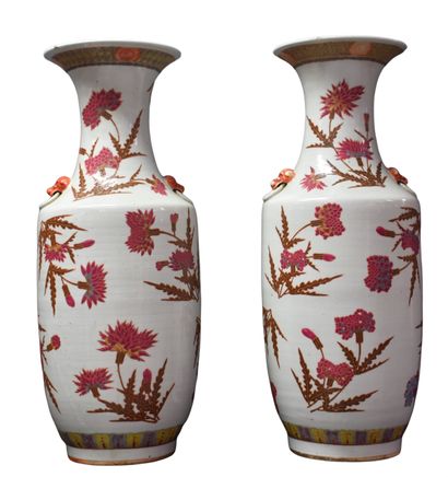  Paire de vases en porcelaine de Chine à décor de végétaux. Légers éclats au bord...