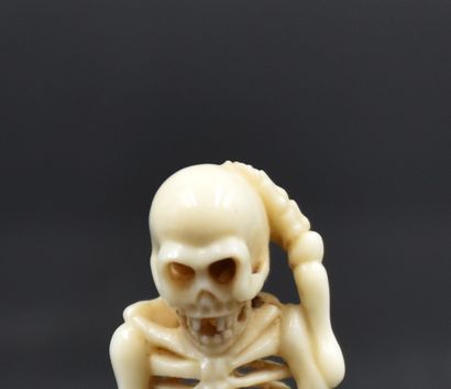 null Petit netsuke représentant un squelette. Ht : 3,5 cm. 

NL: Kleine netsuk die...