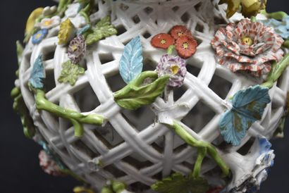 null Paire de pots ajourés en porcelaine de Meissen XIXème à décor de fleurs en relief....