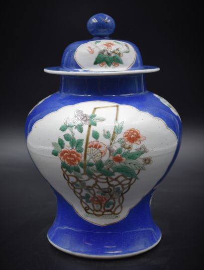  Vase en porcelaine de Chine vers 1900. On signale un défaut de cuisson (petite bulle...
