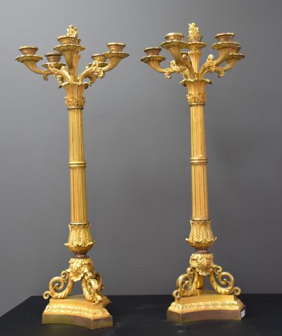 null Paire de candélabres en bronze doré d’époque restauration. Ht : 68 cm. 

NL:...