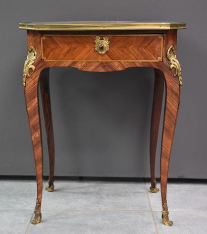 null Petite table de salon de style Louis XV en bois de placage et ornementations...