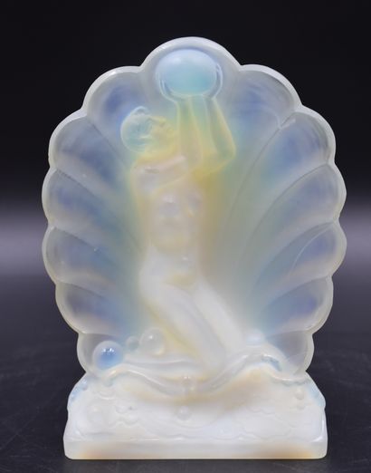 null Etling Paris. Female nude on a wave. Sculpture in opalescent glass. Ht : 23...