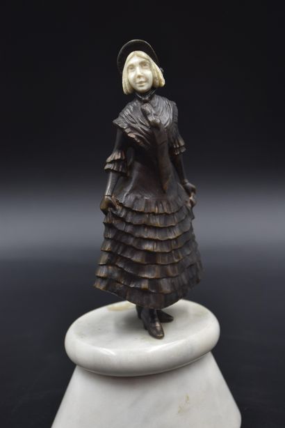 null Sculpture chryséléphantine vers 1930. « L’élégante à la robe ». Ht totale :...