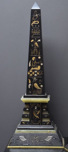 null Garniture Napoléon III à l’égyptienne. Marbre noir et onyx vert gravé d’hiéroglyphes....