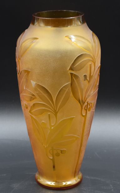 null Scailmont. Vase en verre sablé Ht : 28 cm. Légères égrenures sur le col. 

NL:...