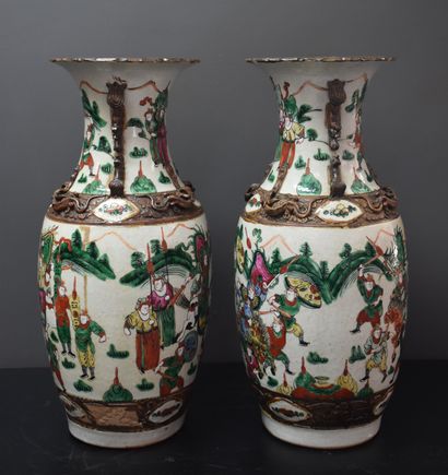  Paire de vases en porcelaine de Chine. Nankin. Accident au col Ht : 46 cm. 
NL:...