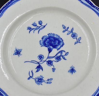 null Plate in porcelain of tournai decorated with carnation. 

NL: Doorniks porseleinen...