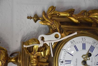 null 路易十六风格的铜质挂钟。19世纪晚期。巴黎。高度：60厘米。 

NL: Lodewijk XVI-stijl bronzen muurkartel。Eind...