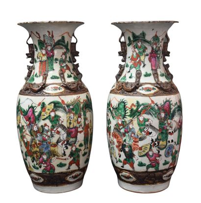 Paire de vases en porcelaine de Chine. Nankin....
