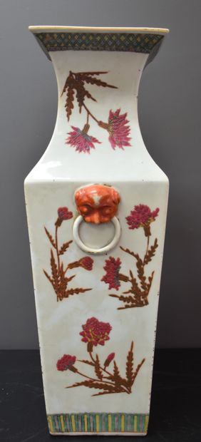 null Vase quadrangulaire en porcelaine de Chine. Ht : 57 cm. 

NL: Vierhoekige vaas...