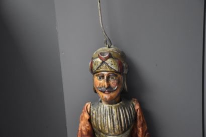 null Marionnette de folklore en bois sculpté fin XIXème siècle. Ht : 90 cm. 

NL:...