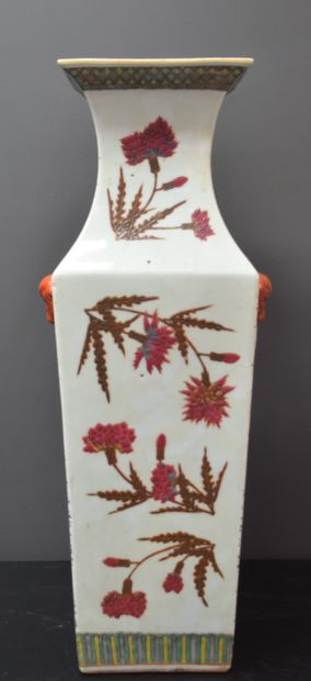 null Vase quadrangulaire en porcelaine de Chine. Ht : 57 cm. 

NL: Vierhoekige vaas...