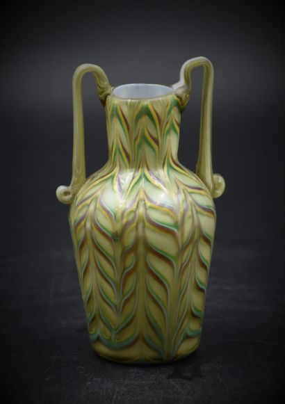 null Fenicio and Fratelli TOSO for Murano. Small art nouveau vase. Ht : 12,5 cm....