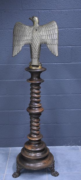 null Lectern with eagle decoration in bronze. XIXth century. Ht : 165 cm. 

NL: Lessenaar...