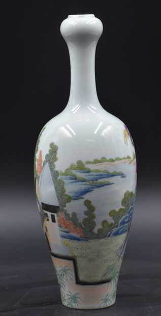 null Porcelain vase of China bearing an apocryphal mark Yongzhen. Rare European decoration....