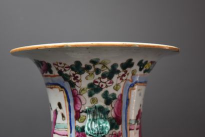 null Vase in porcelain of China Restored base Ht: 60 cm. 

NL: Chinees porseleinen...