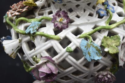  Paire de pots ajourés en porcelaine de Meissen XIXème à décor de fleurs en relief....