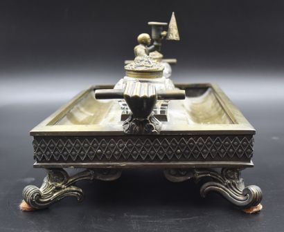 null Inkwell in japanese bronze. French work XIXth century. Length: 34 cm Width:...