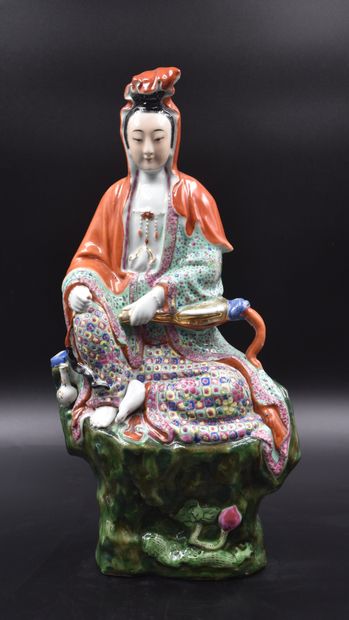 null Guanine in porcelain of China. Ht: 44 cm. 

NL: Chinees guanine porselein. Hoogte:...