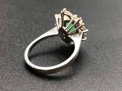 null Emerald and diamonds ring. White gold 18K. Total weight : 5,05 grams. 

NL:...