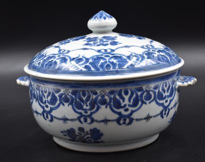 null Covered tureen in porcelain of China. Height: 26 cm. Diameter: 30 cm. 

NL:...