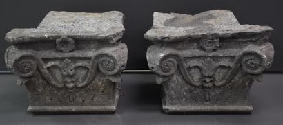 null Lot de deux chapiteaux en pierre sculptée. XIXème siècle. Dimensions : +/- 30...