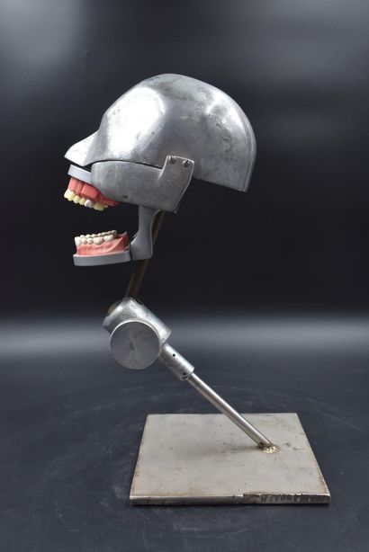 null Curiosa. Simulateur dentaire. instrument d’étude vers 1960. Ht : 44 cm. 

NL:...