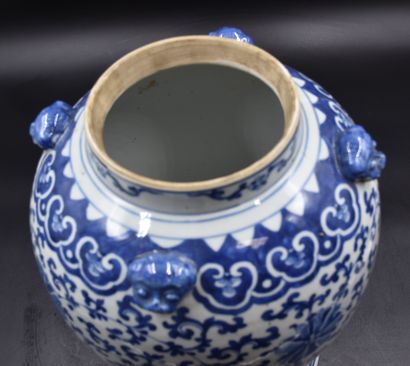 null China porcelain vase without lid Ht: 39 cm. 

NL: Chinees porseleinen pot zonder...
