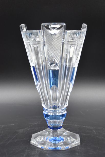 null Vase Vianden en cristal du Val Saint Lambert très richement taillé. ht : 23,5...