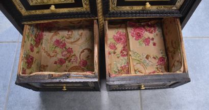  Petit cabinet allemand XVIIème siècle ouvrant sur quatre tiroirs décorés de plaquettes...
