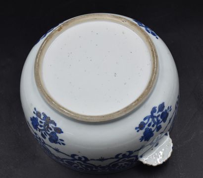 null Covered tureen in porcelain of China. Height: 26 cm. Diameter: 30 cm. 

NL:...